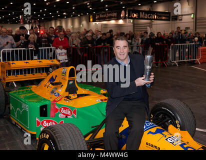 Nigel Mansell CBE in posa con la London Classic Car Show 'icona' award, in Grand Avenue, dopo il suo drive in Benetton 193B F1 auto Foto Stock