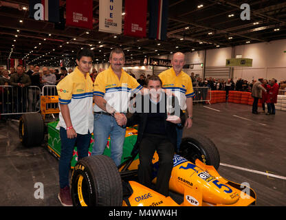 Nigel Mansell CBE, circondato da Benetton F1 Team Meccanica, posa con la London Classic Car Show 'icona' Award nella Grand Avenue, dopo il suo drive in Benetton 193B F1 auto Foto Stock