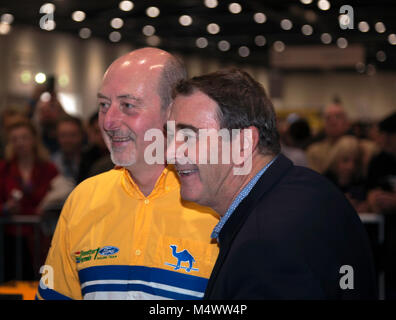 Nigel Mansell CBE, posa con un Benetton F1 Team meccanico, in Grand Avenue, dopo il suo drive in Benetton 193B F1 Foto Stock