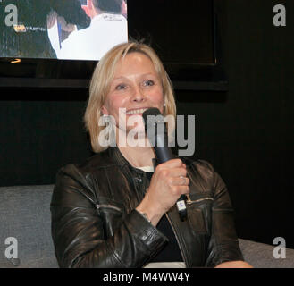 Vicki Butler-Henderson intervistato da Henry Hope-Frost nel Supagard Theatre Foto Stock