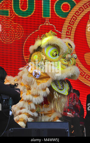 Un cerimoniale di lion dancing in scena a Trafalgar Square come le celebrazioni iniziano a segnare l'arrivo dell'anno del cane, Londra, Inghilterra, Regno Unito. Il cane è l'undicesimo animale in zodiaco cinese. I cani sono particolarmente felice in quanto essi simboleggiano la venuta di fortune e quelli nati nell'anno del cane sono detti essere cordiale e sincera, leale e affidabile. Credito: Michael Preston/Alamy Live News Foto Stock