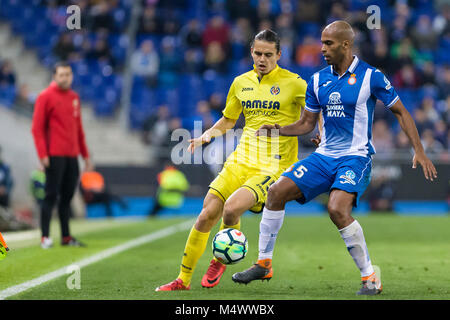 Barcellona, Spagna. 18 Febbraio, 2018. RCD Espanyol defender Naldo (5) e Villarreal avanti Enes Unal (15) durante il match tra RCD Espanyol e Villarreal, per il round 24 del Liga Santander, suonato a RCDE Stadium il 18 febbraio 2018 a Barcellona, Spagna. Credito: Gtres Información más Comuniación on line, S.L./Alamy Live News Foto Stock