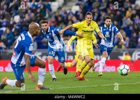 Barcellona, Spagna. 18 Febbraio, 2018. Villarreal avanti Enes Unal (15) e RCD Espanyol centrocampista David Lopez (15) durante il match tra RCD Espanyol e Villarreal, per il round 24 del Liga Santander, suonato a RCDE Stadium il 18 febbraio 2018 a Barcellona, Spagna. Credito: Gtres Información más Comuniación on line, S.L./Alamy Live News Foto Stock