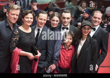 Berlino, Germania. Xvii Feb, 2018. Justus von Dohnanyi, Barbara Auer, Trystan Pütter, Paula birra, Franz Rogowski, Lilien Batman, Maryam Zaree und Godehard Giese bei der Premiere von "transito" auf der Berlinale 2018/68. Internationale Filmfestspiele Berlin im Berlinale-Palast. Berlino, 17.02.2018 | Utilizzo di credito in tutto il mondo: dpa/Alamy Live News Credito: dpa picture alliance/Alamy Live News Foto Stock