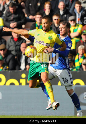 Norwich, Regno Unito. 18 Febbraio, 2018. Moritz Leitner di Norwich City e Joe Garner di Ipswich Town - Norwich City v Ipswich Town, Sky scommessa campionato, Carrow Road, Norwich - XVIII Febbraio 2018. Credito: Richard Calver/Alamy Live News Foto Stock