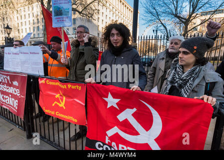 Febbraio 17, 2018 - Londra, Regno Unito. 17 febbraio 2018. Gli attivisti a Downing St condannare la consegna di $350 mio di noi armi a Kiev in preparazione di una guerra contro l'auto-dichiarato Donbass repubbliche di Donetsk e Lugansk che si dice sono ''occupation amministrazioni" della Federazione russa. Il governo ucraino a Kiev ha rifiutato di applicare il 2015 a Minsk II accordo negoziato dalla Germania, Russia, Ucraina e Francia con il Donbass repubbliche riconosciuto come partecipanti. Essi dicono che il Maidan 2014 colpo è venuto una settimana dopo una visita a Kiev da boss della CIA John Brennan e fu U Foto Stock