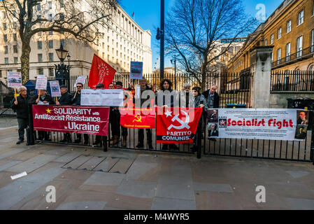 Febbraio 17, 2018 - Londra, Regno Unito. 17 febbraio 2018. Gli attivisti a Downing St condannare la consegna di $350 mio di noi armi a Kiev in preparazione di una guerra contro l'auto-dichiarato Donbass repubbliche di Donetsk e Lugansk che si dice sono ''occupation amministrazioni" della Federazione russa. Il governo ucraino a Kiev ha rifiutato di applicare il 2015 a Minsk II accordo negoziato dalla Germania, Russia, Ucraina e Francia con il Donbass repubbliche riconosciuto come partecipanti. Essi dicono che il Maidan 2014 colpo è venuto una settimana dopo una visita a Kiev da boss della CIA John Brennan e fu U Foto Stock