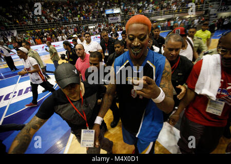 Valencia, Carabobo, Venezuela. Il 3° agosto 2012. Agosto 03, 2014. ÃŠ Dennis Keith Rodman (nato il 13 maggio 1961 a Trenton, New Jersey, Stati Uniti) è un ex giocatore professionista di pallacanestro della NBA, più noto per la sua difesa e il rimbalzo delle competenze. Per sette stagioni dritto ha guidato la NBA nel rimbalzo per gioco, che divenne un campionato record, e lui è stato posto sull'NBA team difensivo dell'anno anche in sette stagioni. La sua fama crebbe ancora di più a causa del suo irriverente e controverso atteggiamento on e off i tribunali. Egli è apparso in numerosi programmi televisivi e film.La foto è stata ma Foto Stock