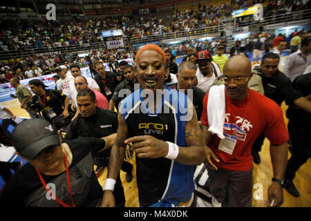 Valencia, Carabobo, Venezuela. Il 3° agosto 2012. Agosto 03, 2014. ÃŠ Dennis Keith Rodman (nato il 13 maggio 1961 a Trenton, New Jersey, Stati Uniti) è un ex giocatore professionista di pallacanestro della NBA, più noto per la sua difesa e il rimbalzo delle competenze. Per sette stagioni dritto ha guidato la NBA nel rimbalzo per gioco, che divenne un campionato record, e lui è stato posto sull'NBA team difensivo dell'anno anche in sette stagioni. La sua fama crebbe ancora di più a causa del suo irriverente e controverso atteggiamento on e off i tribunali. Egli è apparso in numerosi programmi televisivi e film.La foto è stata ma Foto Stock