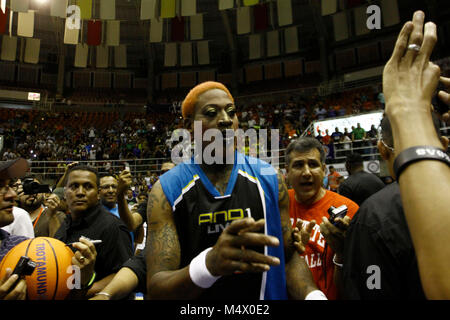 Valencia, Carabobo, Venezuela. Il 3° agosto 2012. Agosto 03, 2014. ÃŠ Dennis Keith Rodman (nato il 13 maggio 1961 a Trenton, New Jersey, Stati Uniti) è un ex giocatore professionista di pallacanestro della NBA, più noto per la sua difesa e il rimbalzo delle competenze. Per sette stagioni dritto ha guidato la NBA nel rimbalzo per gioco, che divenne un campionato record, e lui è stato posto sull'NBA team difensivo dell'anno anche in sette stagioni. La sua fama crebbe ancora di più a causa del suo irriverente e controverso atteggiamento on e off i tribunali. Egli è apparso in numerosi programmi televisivi e film.La foto è stata ma Foto Stock