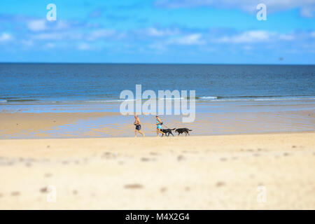 Adelaide, Australia. 19 Feb, 2018. Gli scuotipaglia (utilizzando il fuoco selettivo dove i soggetti appaiano miniatura noto come Tilt Shift) godendo le temperature estive sulla spiaggia di Glenelg in una giornata di sole in Adelaide Australia Meridionale Foto Stock