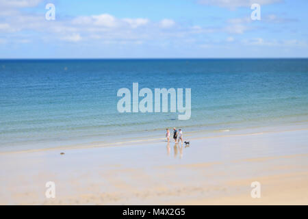 Adelaide, Australia. 19 Feb, 2018. Gli scuotipaglia (utilizzando il fuoco selettivo dove i soggetti appaiano miniatura noto come Tilt Shift) godendo le temperature estive sulla spiaggia di Glenelg in una giornata di sole in Adelaide Australia Meridionale Foto Stock