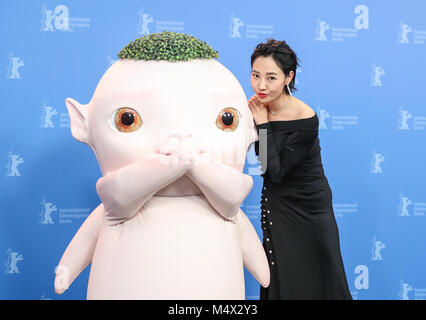 Berlino, Germania. 18 Febbraio, 2018. L'attrice Bai Baihe (R) e carattere Wuba del film 'Monster Hunt 2' costituiscono per le foto durante un photocall al 68esimo Festival Internazionale del Cinema di Berlino a Berlino, Germania, nel febbraio 18, 2018. Credito: Shan Yuqi/Xinhua/Alamy Live News Foto Stock