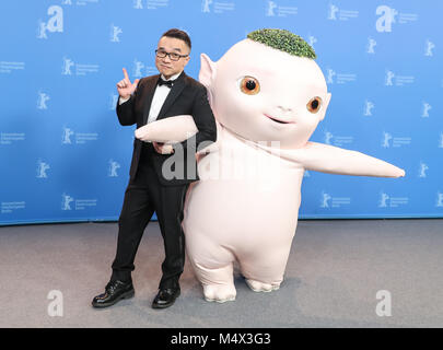 Berlino, Germania. 18 Febbraio, 2018. Direttore Hui Raman (L) e carattere Wuba del film 'Monster Hunt 2' costituiscono per le foto durante un photocall al 68esimo Festival Internazionale del Cinema di Berlino a Berlino, Germania, nel febbraio 18, 2018. Credito: Shan Yuqi/Xinhua/Alamy Live News Foto Stock