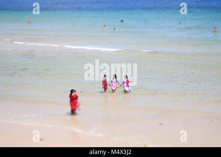 Adelaide, Australia. 19 Feb, 2018. Gli scuotipaglia (utilizzando il fuoco selettivo dove i soggetti appaiano miniatura noto come Tilt Shift) godendo le temperature estive sulla spiaggia di Glenelg in una giornata di sole in Adelaide Australia Meridionale Foto Stock