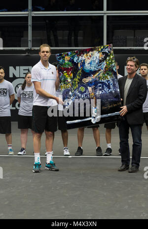 Uniondale, New York, Stati Uniti d'America. 18 Febbraio, 2018. Runner-up Sam QUERREY DEGLI STATI UNITI tenere trofeo dopo la finale di New York aperto 250 ATP torneo a Nassau Coliseum Credito: lev radin/Alamy Live News Foto Stock