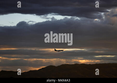 Phoenix, AZ, Stati Uniti d'America. 18 Febbraio, 2018. Febbraio 18, 2018- Phoenix, AZ, Stati Uniti d'America- un getto di FedEx si avvicina a Aeroporto Internazionale Sky Harbor di Phoenix al tramonto nel febbraio 18, 2018. Credito: KC Alfred/ZUMA filo/Alamy Live News Foto Stock