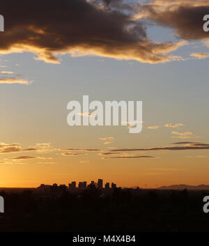 Phoenix, AZ, Stati Uniti d'America. 18 Febbraio, 2018. Febbraio 18, 2018- Phoenix, AZ, Stati Uniti d'America - Il sole tramonta dietro il centro di Phoenix nel febbraio 18, 2018. Credito: KC Alfred/ZUMA filo/Alamy Live News Foto Stock