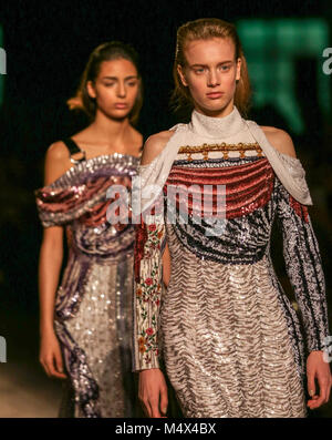 Londra, Regno Unito. 18 Febbraio, 2018. I modelli a piedi la pista al Mary Katrantzou visualizza durante la London Fashion Week Febbraio 2018 a BFC visualizza lo spazio. Credito: Rahman Hassani/SOPA/ZUMA filo/Alamy Live News Foto Stock