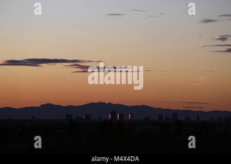 Phoenix, AZ, Stati Uniti d'America. 18 Febbraio, 2018. Febbraio 18, 2018- Phoenix, AZ, Stati Uniti d'America - Il sole si riflette edificio nella valle centrale di Phoenix nel febbraio 18, 2018. Credito: KC Alfred/ZUMA filo/Alamy Live News Foto Stock