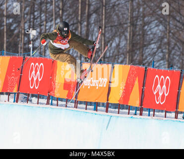 Pyeongcheng, Corea del Sud. 19 Feb, 2018. L'Ayana ONOZUKA (JPN), Sci freestyle, Ladies Ski Halfpipe qualifica, i Giochi Olimpici Invernali PyeongChang 2018, Phoenix Park (C) - metà Pipel, Corea del Sud il 19 febbraio 2018. Credito: Enrico Calderoni/AFLO/Alamy Live News Foto Stock