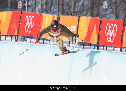 Pyeongcheng, Corea del Sud. 19 Feb, 2018. L'Ayana ONOZUKA (JPN), Sci freestyle, Ladies Ski Halfpipe qualifica, i Giochi Olimpici Invernali PyeongChang 2018, Phoenix Park (C) - metà Pipel, Corea del Sud il 19 febbraio 2018. Credito: Enrico Calderoni/AFLO/Alamy Live News Foto Stock