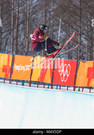 Pyeongcheng, Corea del Sud. 19 Feb, 2018. Saori SUZUKI (JPN), Sci freestyle, Ladies Ski Halfpipe qualifica, i Giochi Olimpici Invernali PyeongChang 2018, Phoenix Park (C) - metà Pipel, Corea del Sud il 19 febbraio 2018. Credito: Enrico Calderoni/AFLO/Alamy Live News Foto Stock