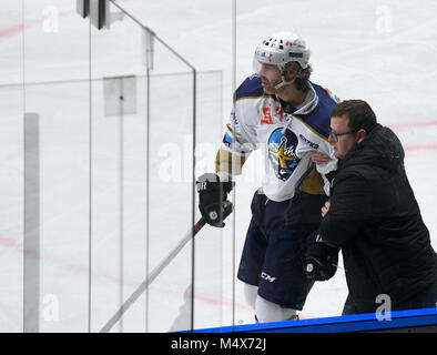 Kladno, Repubblica Ceca. Xvii Feb, 2018. Il hockey di ghiaccio ceco player Jaromir Jagr (Rytiri Kladno) sanguina dopo il colpo da Marek Sikora (AZ Havirov) durante la Rytiri Kladno vs AZ Havirov corrispondono entro il cinquantesimo round della prima Repubblica Ceca ice hockey league in Kladno, Repubblica Ceca, il 17 febbraio 2018. Credito: Michal Krumphanzl/CTK foto/Alamy Live News Foto Stock