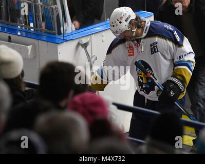 Kladno, Repubblica Ceca. Xvii Feb, 2018. Il hockey di ghiaccio ceco player Jaromir Jagr (Rytiri Kladno) sanguina dopo il colpo da Marek Sikora (AZ Havirov) durante la Rytiri Kladno vs AZ Havirov corrispondono entro il cinquantesimo round della prima Repubblica Ceca ice hockey league in Kladno, Repubblica Ceca, il 17 febbraio 2018. Credito: Michal Krumphanzl/CTK foto/Alamy Live News Foto Stock