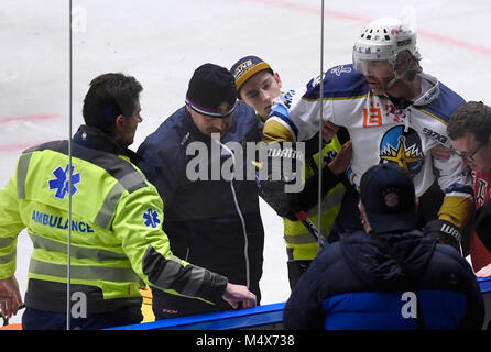 Kladno, Repubblica Ceca. Xvii Feb, 2018. Il hockey di ghiaccio ceco player Jaromir Jagr (Rytiri Kladno) sanguina dopo il colpo da Marek Sikora (AZ Havirov) durante la Rytiri Kladno vs AZ Havirov corrispondono entro il cinquantesimo round della prima Repubblica Ceca ice hockey league in Kladno, Repubblica Ceca, il 17 febbraio 2018. Credito: Michal Krumphanzl/CTK foto/Alamy Live News Foto Stock