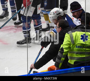 Kladno, Repubblica Ceca. Xvii Feb, 2018. Il hockey di ghiaccio ceco player Jaromir Jagr (Rytiri Kladno) sanguina dopo il colpo da Marek Sikora (AZ Havirov) durante la Rytiri Kladno vs AZ Havirov corrispondono entro il cinquantesimo round della prima Repubblica Ceca ice hockey league in Kladno, Repubblica Ceca, il 17 febbraio 2018. Credito: Michal Krumphanzl/CTK foto/Alamy Live News Foto Stock