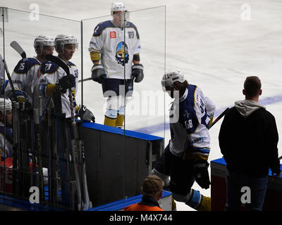 Kladno, Repubblica Ceca. Xvii Feb, 2018. Il hockey di ghiaccio ceco player Jaromir Jagr (Rytiri Kladno) sanguina e lascia il ghiaccio dopo il colpo da Marek Sikora (AZ Havirov) durante la Rytiri Kladno vs AZ Havirov corrispondono entro il cinquantesimo round della prima Repubblica Ceca ice hockey league in Kladno, Repubblica Ceca, il 17 febbraio 2018. Credito: Michal Krumphanzl/CTK foto/Alamy Live News Foto Stock