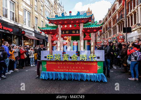 Londra, Regno Unito. 18 Febbraio, 2018. La folla gether per celebrare i cani anno a Londra città Chna, Anno Nuovo cinese il 18 febbraio 2018. Credito: Dominika Zarzycka/Alamy Live News Foto Stock