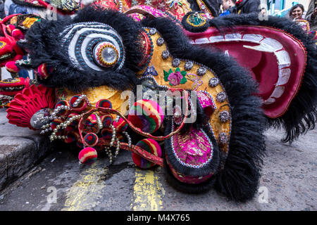 Londra, Regno Unito. 18 Febbraio, 2018. La folla gether per celebrare i cani anno a Londra città Chna, Anno Nuovo cinese il 18 febbraio 2018. Credito: Dominika Zarzycka/Alamy Live News Foto Stock