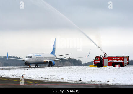 Karlovy Vary, Repubblica Ceca. Xvii Feb, 2018. Il primo volo di russo Pobeda azienda da Mosca a Karlovy Vary è arrivato a Karlovy Vary Repubblica Ceca, il 17 febbraio 2018. Credito: Slavomir Kubes/CTK foto/Alamy Live News Foto Stock