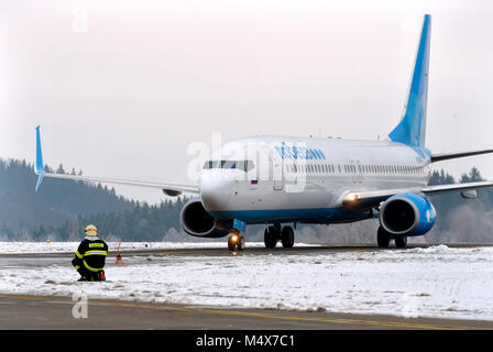 Karlovy Vary, Repubblica Ceca. Xvii Feb, 2018. Il primo volo di russo Pobeda azienda da Mosca a Karlovy Vary è arrivato a Karlovy Vary Repubblica Ceca, il 17 febbraio 2018. Credito: Slavomir Kubes/CTK foto/Alamy Live News Foto Stock