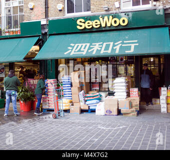 Fotografia a colori del cinese SeeWoo negozio di alimentari, Soho, Londra, Inghilterra, Regno Unito. Credito: Londra Snapper Foto Stock