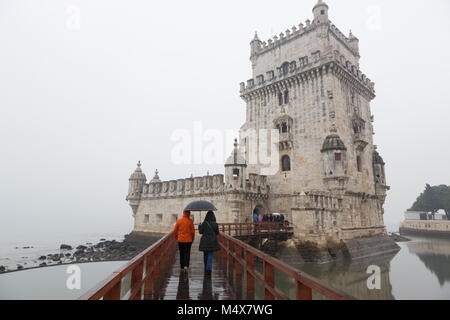 Lisbona, Portogallo - 8 dicembre 2017 - La Torre di Belem in un giorno di pioggia e il fiume Tago, è una delle mete preferite per i turisti a Lisbona Foto Stock