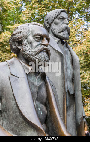 Dettaglio del il monumento a Karl Marx e Friedrich Engels. Berlino. Germania Foto Stock