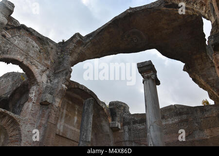 26 novembre 2017; Villa Adriana, Tivoli Italia. Colonne ioniche all'interno del bagno grandi Terme Casa di Villa Adriana Foto Stock