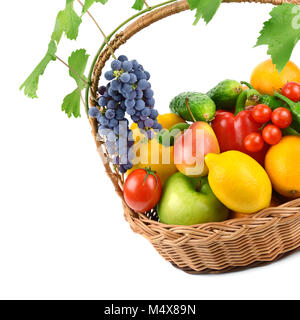 Frutta e verdura in un cesto di vimini isolati su sfondo bianco Foto Stock