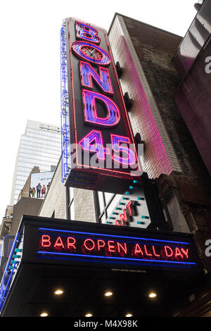 Bond 45 Cucina Italiana e Bar segno è su West 46th Street in Times Square NYC, STATI UNITI D'AMERICA Foto Stock