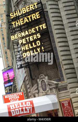 Shubert Theatre Marquee presentando Bernadette Peters in 'Hello Dolly", Times Square NYC Foto Stock