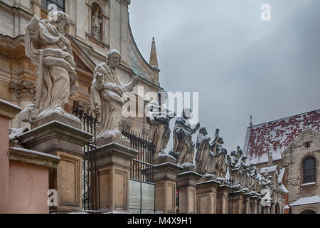 Cracovia in Polonia - Febbraio 12, 2018 foto degli Apostoli nella chiesa di San Pietro e Paolo nella neve in Cracovia Foto Stock