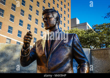 John Fitzgerald Kennedy Memorial Garden - statua in bronzo e il monumento a Fort Worth, Texas commemora il presidente del giorno sulla terra. Foto Stock