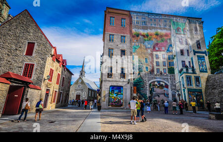 Il Murale in Old Quebec's Place-Royale racconta la storia della città di Québec. Foto Stock