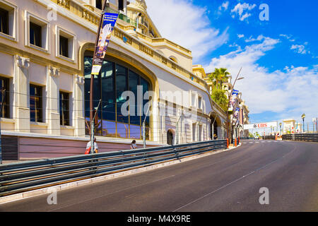 MONTE CARLO / MONACO - Giugno 02, 2013: Street di Monaco utilizzato per F1 Gran Prix motor race e turisti sui lati della strada. Foto Stock