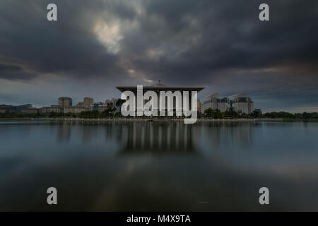 Nuvole drammatico e il cielo sopra la moschea di ferro in Putrajaya, Malaysia. Foto Stock