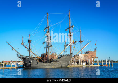 Sant'Agostino, FL, Stati Uniti d'America. Replica del XVI secolo galeone spagnolo ormeggiati in porto waterfront. Foto Stock