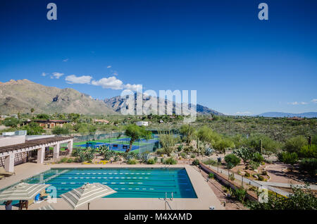 Piscina olimpionica e campi da tennis nel bellissimo resort con vista delle montagne Rincon vicino a Parco nazionale del Saguaro e Tucson, Arizona. Foto Stock